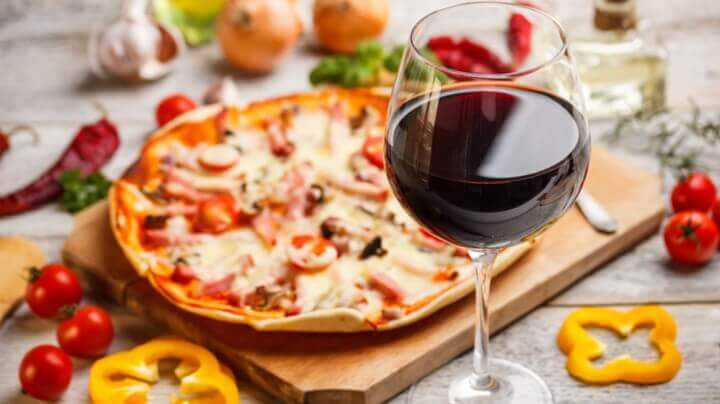 Подбираем вино к пицце с разными начинками: советы журнала Decanter