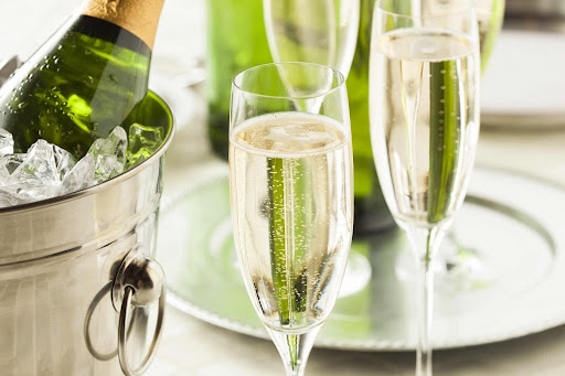 Полусухое или брют, белое или розовое, «Кристалл» или «Дом Периньон» — какое шампанское самое лучшее?